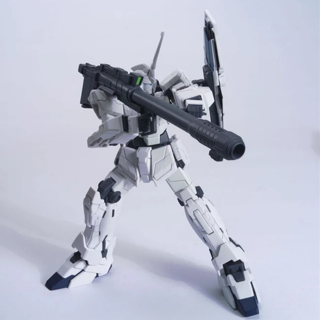 Mobile Suit Gundam Unicorn: HGUC 101 Unicorn Gundam (Unicorn Mode) - 1/144 Scale Model Kit